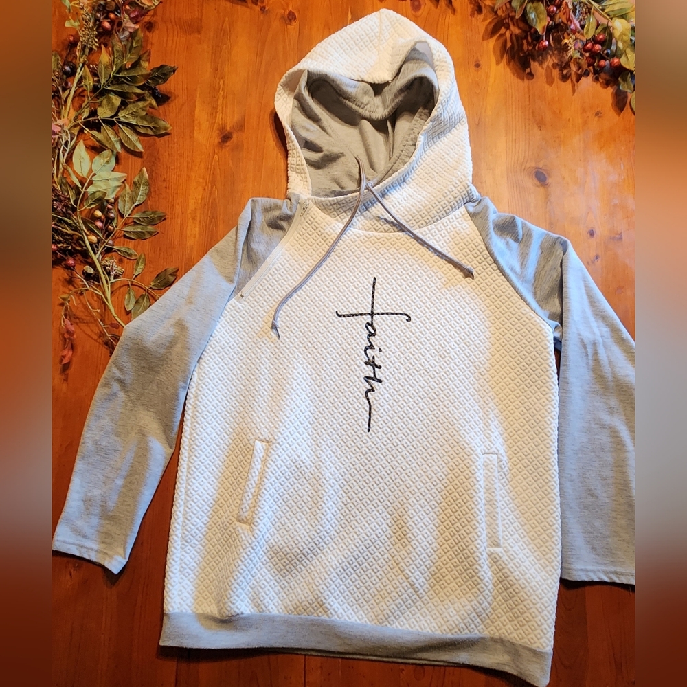 Cotton/Poly Women's Faith sweatshirt with pockets, size Large
